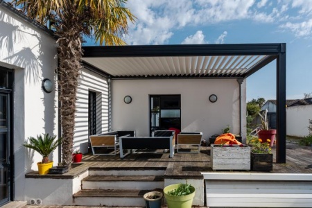 Stores extérieurs, comment protéger efficacement votre terrasse du soleil